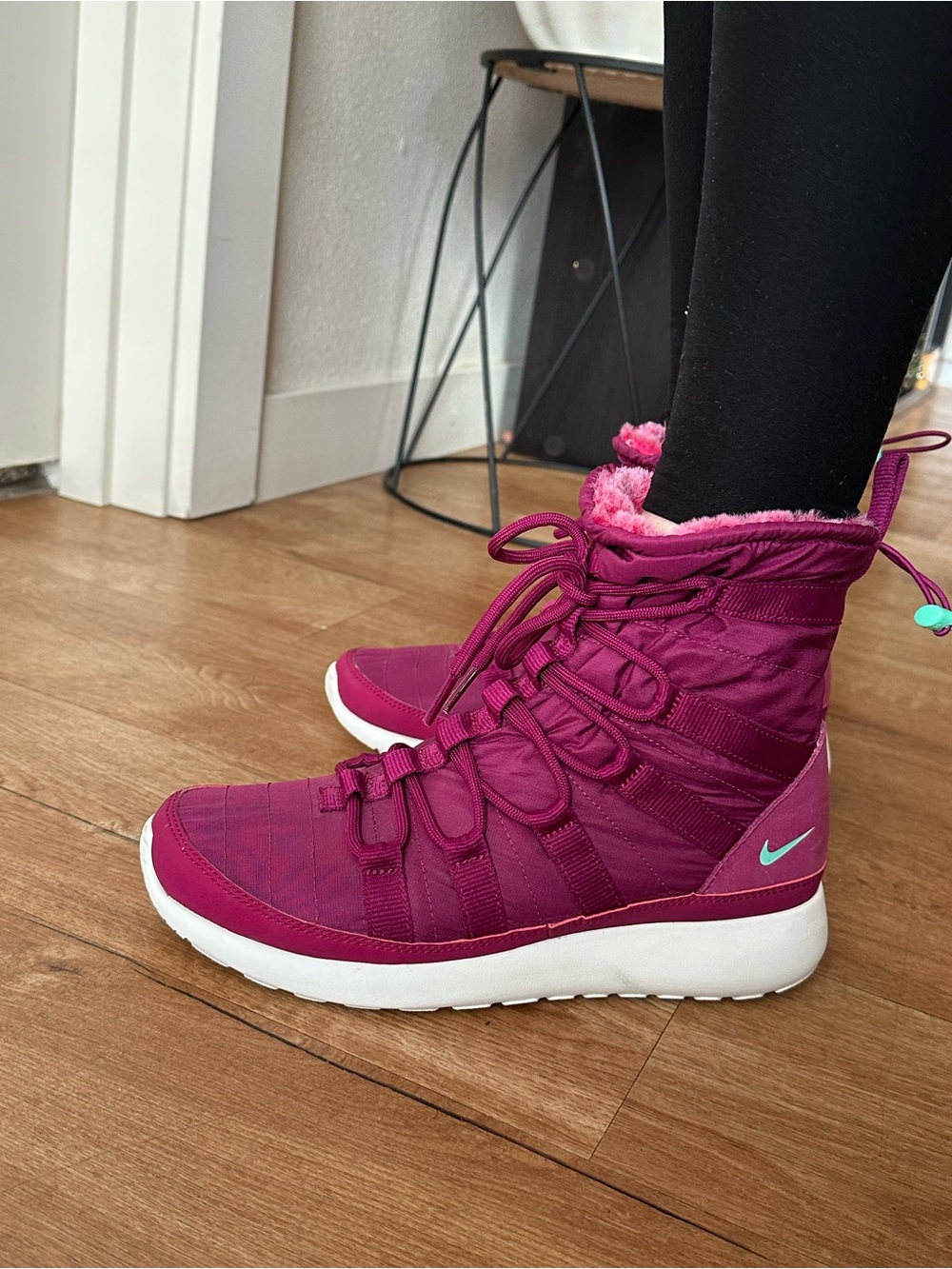 Nike Roshe Run Hi SneakerBoot Raspberry Red Fur Lined Winter Boots Size:7